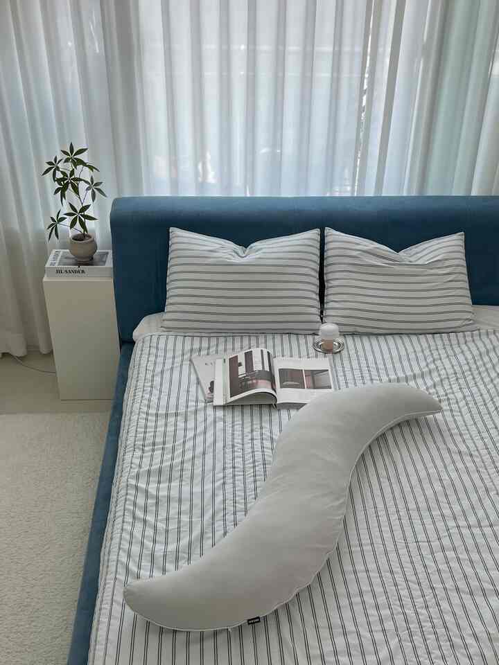 #예쁜템최고야 #콘수프기록집

A bedroom with deep green bedding for fall 🌲
These days, I always use a body pillow whenever I lie down.
It's a given when I sleep lying down, but it's also incredibly comfortable when I'm on my stomach or lying down reading a book or looking at my phone. ㅋㅋㅋ
For those who like to sleep on their sides, I highly recommend a body pillow. 🤍

#BedroomInterior #안방인테리어 #가을이불 #바디필로우 #누잠 #사이드테이블 #철제사이드테이블 #소통 #맞팔 #선팔 #침구인테리어