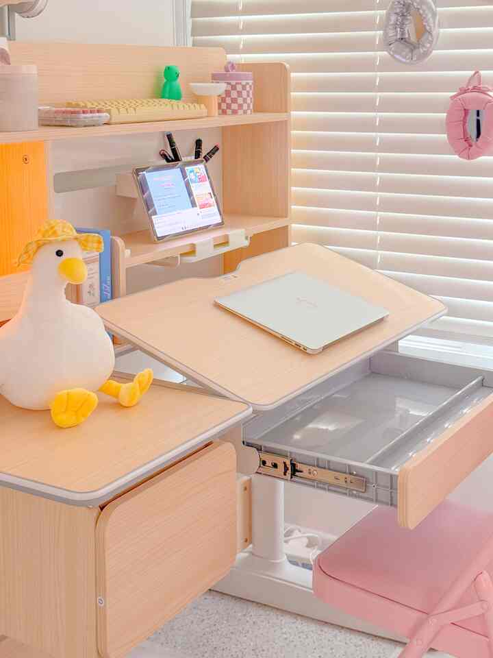 木目調の子供部屋のデスクスペース、ピンクの椅子とぬいぐるみのアヒルが置かれた明るく温かみのあるインテリア