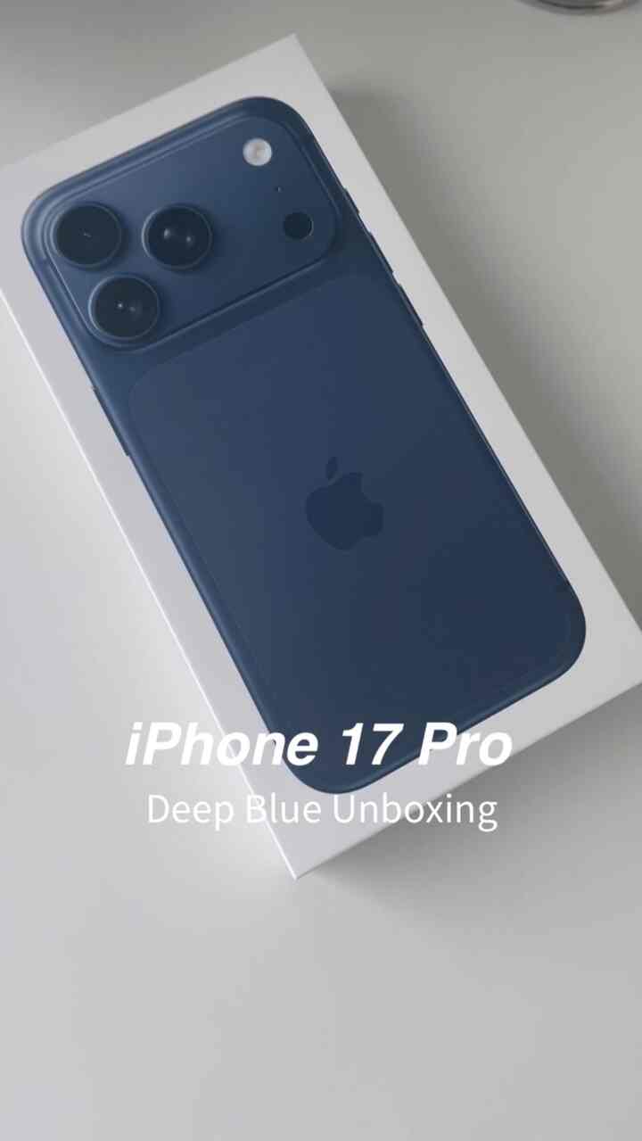 #콘수프필름 #아이폰17pro #언박싱

✨いよいよ手に入った
iPhone 17 Pro

今日の家を始めた後
電話で本当に写真を撮ったのですが、
結局、長く使っていたiPhone 12 Proカメラが故障してしまいました📸💔😂

だから今日の家のおかげで（？）
新しいiPhone 17 Proに乗り換えました。😂
5年間長い間書いたことがあります。

初めてボックスを開いたときに感じる
そのときめきそのまま映像で盛り込んでみました📦📱

デザインに大きな変化があるiPhone 17proです。
既存の正方形のカメラバンプの代わりに上部に長方形の形に変更されました。

重量と発熱を考慮してチタンの代わりに17proはユニボディアルミというフレームで製作されたそうです。
そして、ディスプレイの最大輝度が向上し、日光が強い屋外でも明るく鮮明に見ることができるそうです！

何よりもカメラ！機能が大幅に向上しました 
光学8倍ズームカメラを装備して最大40倍まで拡大が可能な性能を提供するので、専門家級で撮影が可能だそうです。


🔍 スペックハイライト
•ディスプレイ：6.3インチOLED、ProMotion 120Hz + Always-On
•チップセット：A19 Pro +約12 GB RAM
•カメラ：トリプル48MP + 8倍光学ズーム
•バッテリー：約3,700mAh（eSIMバージョンラインが大きくなる可能性も）
•充電/接続：USB-C高速充電+ MagSafe /ワイヤレス充電
•防水/防塵：IP68（最大6m、30分）

#iphone17pro #unboxing 
