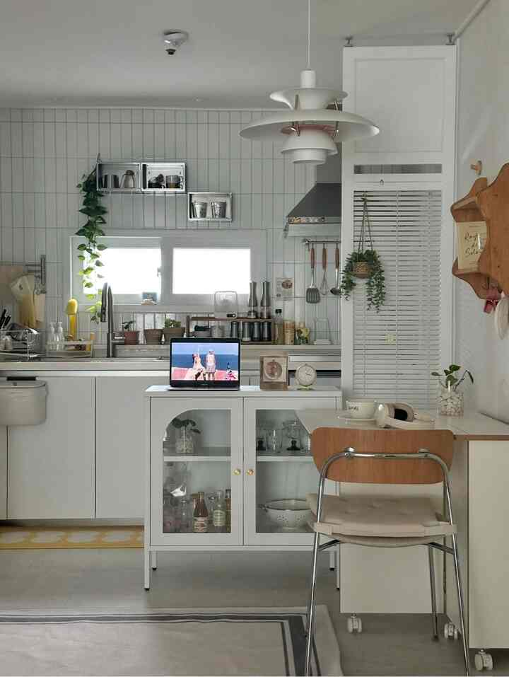 ホワイトと木目調が調和する狭いキッチン、清潔で温かみのあるインテリア