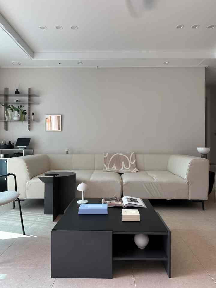 #오감리뷰 プログラムを通じて製品を提供され、直接使用してスタイリングした後期です。

家の飾りを始めてからは少し小物一つ一つまでも買う方法がなくなったようです。実は私の追求味がひとつを入れても、長く着実に飽きないようなそのような製品を持ちたいです。 
その一つがティッシュケースです。ティッシュケースも持ちたくてすごく調べて探していた渦中に出会ったレアローのスタンダードティッシュケースです。
私たちの家初の🌟レアロー製品ということ◡̈ 
色見えますか…？あまりにもちゃんじゃなくて私の家とよく似合うと思います。ティッシュケースにはボックスタイプと詰め替えタイプがありますが、ティッシュをたくさん使う方はボックスタイプが楽で、もう少しスリムでスタイリッシュな感じが欲しいなら詰め替えタイプをお勧めします。私が選んだのはスタンダードティッシュケースREFILL TYPEです。 
重量感があり、底面には滑り止めが施されていて丈夫ですよ！
開閉も難しくなく、鉄テリア好きの方、鉄製アイテム好きな方、ご存じでしょうがレアロウのグルメ店なの..?
可愛いですね…？角真好きな私にはこれだけのティッシュケースがないグヨン！
しかもrarerawと刻まれたヨー部分が本当…これから来なければなりませんㅎㅎㅎがカッコよくあきらめないからです！
小さな小物の一つでも完璧な製品をお探しの方は、とても気に入って見てください...🤍



📍製品情報
@rareraw_official レアロウ STANDARD TISSUE CASE REFILL TYPE  #티슈케이스 #스탠다드티슈케이스 #TISSUECASE