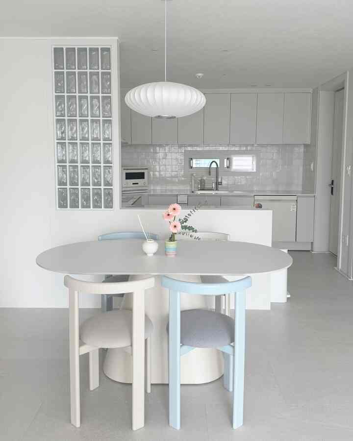 Ruang makan kami, dipenuhi nuansa Paris🫧🤍

Blok-blok kaca memisahkan ruangan,
menciptakan suasana yang berbeda antara dapur dan meja makan.

Meja yang melengkung lembut dan pencahayaan yang lembut,
dipadukan dengan nuansa interior yang menenangkan, menghadirkan sentuhan ketenangan dan keistimewaan dalam kehidupan sehari-hari.

#PengantinBaru #신혼집인테리어 #다이닝룸 #집꾸미기 #플랜테리어 #주방인테리어 #인테리어소품 #유럽감성인테리어 #오늘의집 #맞팔 #주방용품 #홈카페 #조명인테리어 #화이트인테리어 #집들이 #공간분리인테리어 #타일인테리어 #유럽감성 #핀터레스트감성 #아파트인테리어 #냉장고장 #주방꾸미기 #플랫포인트 #피아바 #주방정리 #신혼집꾸미기 #유리블럭