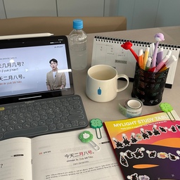 자주쓰는 다이소템 추천👩🏻‍💻✍🏻📖
요즘 방앗간처럼 방문하는 문구 다이소템들 몇가지를 공유합니다✏️🍀
▫️행운 클로버 모양 클립
▫️키스컷 마스킹 케이크 말풍선
▫️원형 펜꽂이
▫️파스텔 형광펜 5개입 소프트
유튜브 알고리즘으로 다꾸 문구 영업당해서 야금야금 샀는데, 저는 요즘 시작한 중국어 공부할 때 동기부여템(?)으로 자주 사용하고 있어요🤭🫣
어른이 되었지만 문구템들이 여전히 너무 귀엽네요💚
#콘수프기록집 #우리집포토존 #맞팔 #맞팔해요 #맞팔환영 #다이소템 #다이소템추천 #다이소문구템 #다이소학용품 #다이소꿀템 #문구수집 #일상기록 #일상공유
