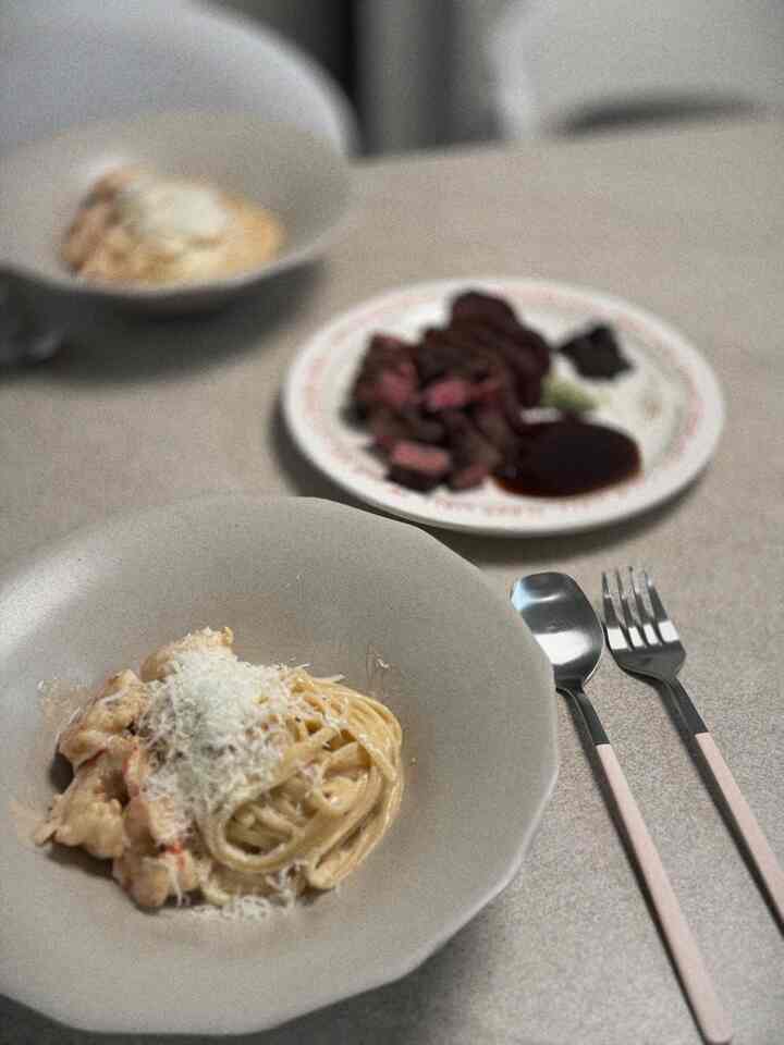 フィトゥルマトゥル製の一食です。
トリュフクリームパスタと扇子ステーキ！
シンプルだが完璧で美味しく食べたディナーメニューでした！

＃非ポアフター＃メイド＃スペース分離インテリア＃コンスープ
＃トリプルパスタ＃扇子ステーキ＃ホームパーティー料理＃感性
＃新婚家禽賞
＃料理記録＃家の料理＃モダンボウル＃無彩色インテリア
＃ホームレストラン＃ヤムヤム＃今日の家＃ホームクック＃雰囲気レストラン