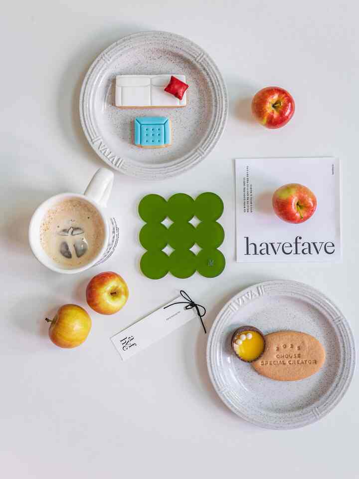 #예쁜템최고야 #콘수프기록집 #스페셜크리에이터

Secara pribadi, menurutku kombinasi ini sungguh cantik.
Kue kering yang lucu, apel mini merah, dan tatakan gelas teh hijau—warnanya sungguh memikat, kan?
Kue kering itu hadiah dari Special Creator Meetup, dan kue-kue itu sangat menggemaskan sampai aku mengambil sejuta foto sebelum sempat memakannya. Haha
Aku harus berpikir keras untuk kombinasi apa yang akan kupakai untuk minum kopi nanti.

#KafeRumahan #홈카페테이블 #플레이팅 #오홈스토랑 #홈스토랑 #티타임 #쿠키 #티코스터 #컬러템 #테이블세팅 #테이블데코 #쓰임 #쓰임그릇 #쓰임접시 #사과 #커피잔 #머그잔 #온더테이블 #디저트 #그릇 #접시 #쓰임 #맞팔 #소통해요 #소통환영 #클로버 #이케바나