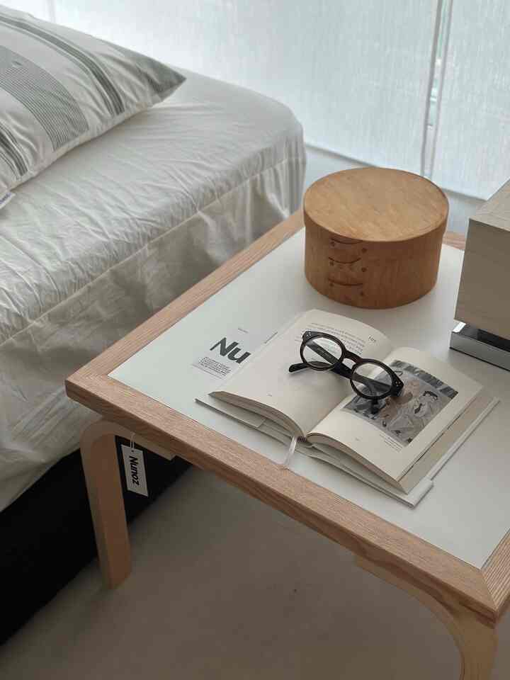 #ヴィンテージ

ヴィンテージとモダンさの両方を捉えた我が家 New Table ✨

しばらく前にストーリーに公開しました。
反応がすごいので、
ヌノーズの新製品「旧ステーブル」ですよ🤍

BLACK or WHITE選択が可能な「旧ステーブル」
ブラックラバーですが、この製品は白天板がとてもきれいです
勇気よくホワイトに選んでみました！
サイズもスペースに合わせて選択可能です。
私は600x600正方形で選択しました🙌🏽

天然原木の高級感で
ナチュラルながらもムードのある雰囲気演出が可能で、
座式テーブルですが、協卓としても活用可能です。
どんな空間でもいろいろ活用するのが好きです:)

写真よりも実物がきれいです。
蒸し蒸しにおすすめしたいです🫣

＃ヌノーズ＃旧テーブル＃原木テーブル＃GOOSETABLE 
＃左テーブル＃nunoz＃goosetable