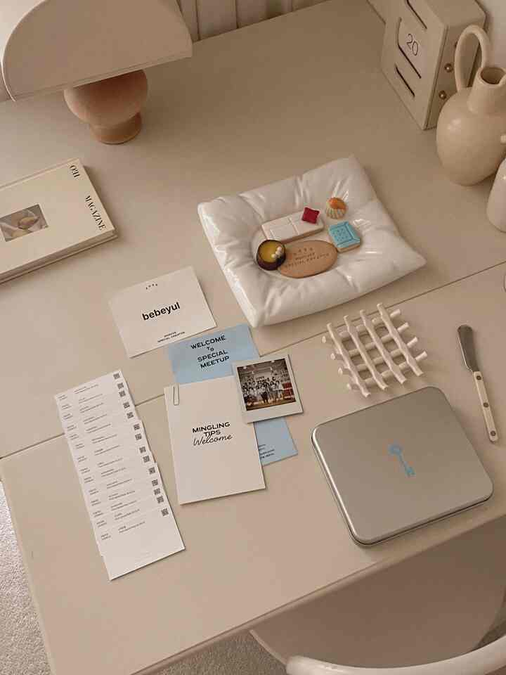 ベージュ調のダイニングルーム、シンプルなテーブルに可愛らしいオブジェや花瓶が配置された清潔感のある空間