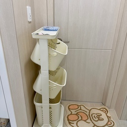 #오감리뷰 프로그램을통해제품을제공받아직접사용하고스타일링한후기입니다.
예쁘면서 활용도까지 최고인 빨래바구니!🧼🧺
크림색으로 깔끔하게 예뻐서 인테리어도 해치치않아서 원래 세탁기옆에 두려고했는데 메인화장실앞에 뒀어요 ㅎㅎㅎ 
남편이 씻고나서 수건이나 속옷 빨랫감들을 세탁기에 안갖다놓는경우가 많아서 제가계속 옮기느라 힘들었는데 ㅋㅋㅋ이제 저기 젤밑에 바구니에 넣으라고 하니까 잘넣더라구요!! 그래서 저도 잔소리 안해도되고 빨랫감 바닥에 계속 있지도않고 깔끔하고 넘 좋습니다👍🏻
아시다시피 저는 현재 29주 임산부인데용
아기태어나면 아기관련된 빨랫감들도 분류해서 세탁해야할것 같아서 세탁바구니 꼭필요할것같았는데 마침 오감리뷰로 받게되서 더더욱 맘에들어요〰️🙏🏻
아기옷은 아무래도 세제도 전용세제써야하고 저희옷이랑 같이빨기가 좀그래서 분류해야하는데 이빨래바구니는 3단이라서 남편옷, 아기옷, 색있는옷 요렇게 나눠서 넣을수있어서 더좋아요!! 빨래바구니 살까말까 고민하시는분들 무조건 3단빨래바구니로 들이세요 ㅎㅎㅎ
맨위에 선반에도 세제,섬유유연제,빨래망 등 세탁에 필요한거 올릴수도 있어서 더좋은것같구용
저는 아직 화장실앞에서 사용하고있어서 현관바로앞이라서 차키,지갑 올려두는 용도로 쓰고있어요!
사소한건데도 요기위에 올려두니 넘편한거있죠? 남편도 저도 넘만족하면서 쓰고있답니다~~~
바퀴도 달려있어서 여기저기 옮겨서 사용하기도좋고 건조기다돌리고 난후에 바구니에 넣어서 옮기기두 편하고 여러모로 맘에들어요 빨래바구니 추천드립니다
이상 솔직후기였습니다!!🤍
#오감리뷰 #3단빨래바구니 #빨래바구니 #빨래 #세탁 #세탁실인테리어 #세탁용품 #세탁실 #세탁실정리 #맞팔 #콘수프기록 #오늘장면한컷 #솔직후기 #세탁용품추천 