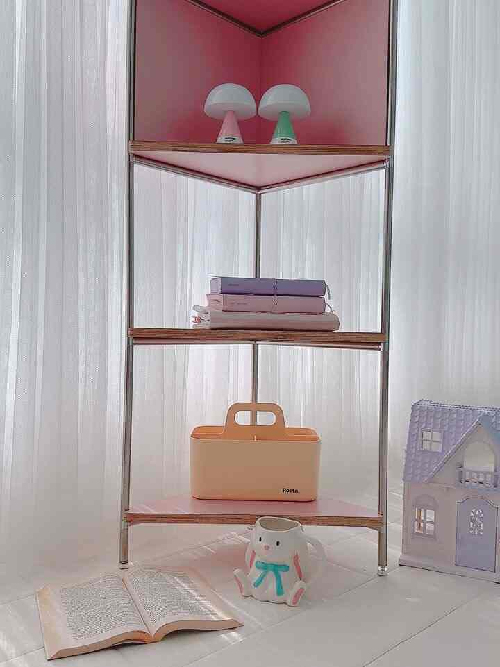 ベージュとホワイトのトーンのコンパクトなコーナー収納、メタル棚とポルタ整理箱が配置された清潔感のあるインテリア