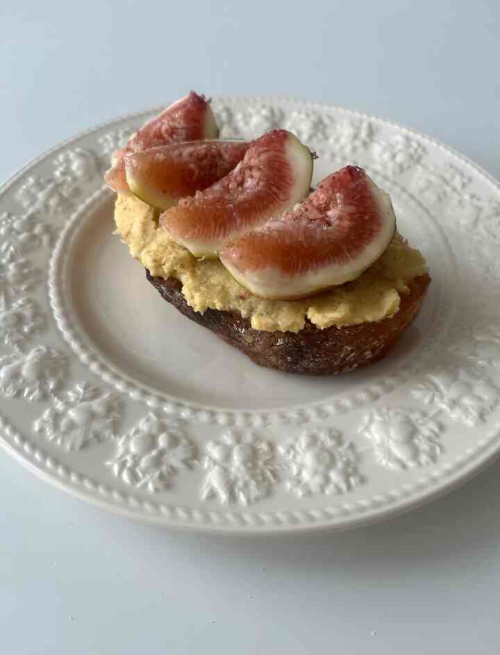 ナイトジャムを加えたフムスイチジクとトースト🤎
8時間呼ばれたひよこ豆を煮た後に挽いてフムス作り、パンに塗って食べる..🫠🫠
フムス一度作るのは面倒ですね！
でも、健康で美味しい食べ物を取り揃えて食べるみたいで気持ちはピュッとしますよ！
フムスだけ食べるととても淡白になると思いますので、夜のジャムを塗って🌰🤎

＃フムス＃フムストースト＃フムスサンドイッチ＃イチジクトースト＃ナイトジャム＃イチジク山道＃イチジク＃健康食＃ダイエットレシピ