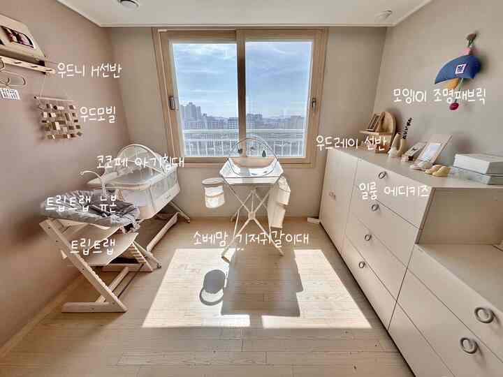 新生の赤ちゃんを飾る製品情報🐣💛ウッドウッドの原木系列にベージュトン家具で飾ってみた新生の父です。

国民のテムトリップトラップは妊娠しています 
最初に注文したところ7ヶ月で受け取りました！🪑
おむつガルデも新生児必須テムだから準備しておきましたーー

🪧ココペベビーベッド
🪧ストーケトリップトラップ+ニューボーン
🪧一室エディキッズ
🪧ソベマムおむつ歯
🪧モイング101照明ファブリック
🪧ウッドニーH棚

＃新生児の装飾＃新生児服の整理＃赤ちゃんの服の整理＃新生児用品＃新生の赤ちゃん＃赤ちゃんの部屋＃赤ちゃんの装飾＃ベビールームのインテリア＃赤ちゃんの小道具＃赤ちゃんの家具＃エディキズ＃一部屋＃赤ちゃんの装飾品＃赤ちゃんの手入れ＃ #お会いしましょう