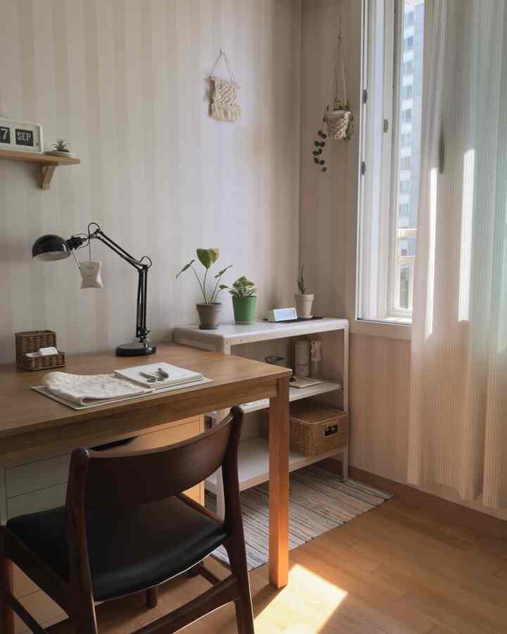 柔らかなナチュラルトーンのホームオフィス、木製の机と椅子、植物のある棚が配置された温かみのある整ったインテリア