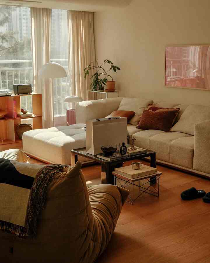 #제품증정 - my favorite season to stay in 🕯️
一年中待ってきた快適さ満載のこの季節🤍

-

最近家で一番たくさん視線がとどまるアイテム✨

今回受け取ったスペシャルクリエイターグッズ 
ちょうど私の好みです🤍
GBHは衣類からホームアクセサリーまで 
展開するライフスタイルブランドです。
その中でも特にマットシルバーティッシュケースに完全に反対しました🤍

ステンレス特有の濃厚さにミニマルなデザインまで、
リビングでも寝室でもどこに置いてもすっきりとよく似合います。
家がプレゼントとしてもセンスあり、 
長く使う持続可能なアイテムです。
もっと気に入りました。

ツイートをサイトに埋め込む  #오늘의집크리에이터 #스페셜브랜드콜라보굿즈 #cozyathome #apartmenttherapy #cozyseason #livingroomdecor #stayinghome