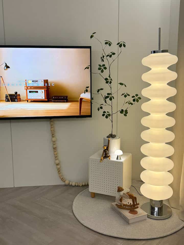 This is a review based on my personal experience using and styling the product, which was provided through the #오감리뷰 program.

I love rugs so much that I own rugs of various shapes and materials, including irregular, square, and semi-circular rugs. However, my home was the only one without a round rug, so we finally have one!

✔️Cleaning is easy because dust doesn't accumulate, so there's no need to remove dust with a lint roller. Also, since the fabric is water-resistant and washable, there is no major burden of washing it even if it gets stained!🫧

✔️I have tried rugs made of various materials, but they were so slippery that they wouldn't stay in place, so I always had to readjust them. However, Chegoruru's rug is non-slip, so it doesn't slip at all, which I loved! ✔️The fabric looks a bit stiff in the photos, but

when you touch it in person, the soft texture and sand beige color blend harmoniously with any decor, making it highly versatile for various uses.

It is also lighter than other rugs, making it easy to move around when changing its position or cleaning!

👍🏻For a while, I really needed a round rug of the right size to add a focal point. I am extremely satisfied with Chegoruru’s "Weave Sisal Look" product because it has the exact size and color I was looking for, and it is suitable for all four seasons.

Furthermore, it maintains its shape even after washing, so I feel even less burdened! 🌝

Chegoruru's rug has truly become the best rug for me, literally✨

#OgamReview #원형러그 #방수러그 #워셔블러그 #사계절러그 #거실러그 #러그 #오늘의우리집 #콘수프기록집 #우리집포토존 #러그의계절 #러그인테리어 #러그추천 #조명인테리어 #스탠드조명 #거실조명 #조화나무 #거실인테리어 #화이트인테리어 #화이트우드인테리어 #화이트우드거실 #공유기정리함 #멀티탭추천 #멀티탭 #포인트러그 #조명추천 #셋톱박스정리 #공유기정리 #우리집추구미