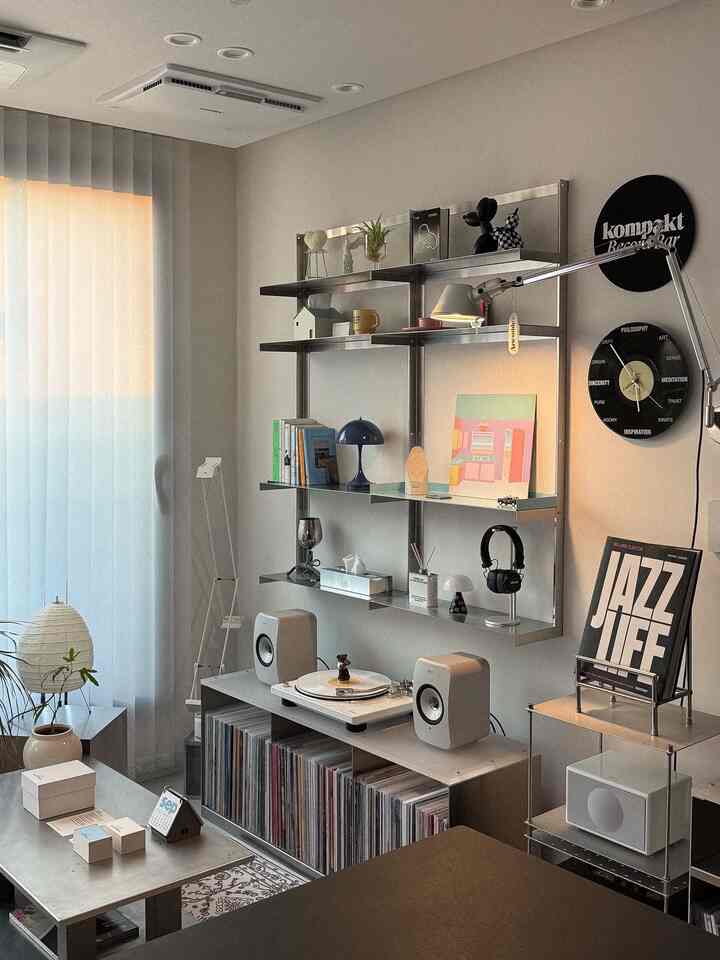 ep.1 いつでも記録できる空間があるというのは、本当に幸せなこと

秋が真っ最中の今。  今日の家スペシャルクリエイター2期活動を新たに始めることになりました！今シーズンには私だけの空間物語をじっくり記録してみたいと思います💭🍂

最初の投稿を投稿した日が2021.11.08です。 
今日の家のフィードの一番下を見てください。
今日の記事最後の章には、Instaの最初の投稿もあります 
今日の家のイベント記事だとキャプチャしてみました：） 

その時は「すごい家の記録」というより、私が夢見るものを一つずつ集めて好みを綺麗に盛り込んでみたいという気持ちで始めた記憶があります☺️

軽い気持ちで上げた初めての写真でしたが、今振り返るとその記録がジェゲン大切な日記帳のように感じられます。

建築デザイナーとして働いていた頃には仕事に痙攣して家はただの最小限の生活空間に過ぎなかったんですが…。 🥹（20代の涙私は覚えていますㅠ_ㅠ）

当時は集順というよりも外の世界の口径、素敵な空間狩りを通っていた時だったと思います 🏹 好みを馬鹿に収集してピンターレスト保存するのが趣味でした。その些細な記録が今の私を作ったようです。

30代になった今は、 
家を整えること＝私の世話をすることだと思います。
家を建てて私をもっと深く知り、時々多くの考察をして少しずつ成長していきます ˙ᵕ˙✨

過去1期にはスペシャルトロフィーオブジェ、
今回の2期では私だけのスペシャル名刺までもらえました！
何より、その名刺には私が記憶すらできなかった記録の最初の瞬間が込められており、心がさらに盛り上がっていたのです.. ☁️

おそらく今回も一番遅く上げる知覚生だと思うがㅎ.ㅎ
家の飾りを始めたばかりの人たち、そしてすでにベテランの方々とも、家と心を楽しく幸せに育てていきたいと思います:-)

今後続くUmieの記録、 
一緒に見てください。
たまには力抜いて生の物語も少し残してみます。
どんどん…禁止！ 🙅🏻‍♀️ 

それでは、私もネズミを走りに行きます。
今日も安くて幸せな日常になってほしいです！🩵

@todayhouse 

＃今日の家＃スペシャルクリエイター＃今日の家スペシャルクリエイター＃今日の私たちの家 
#umiehaus