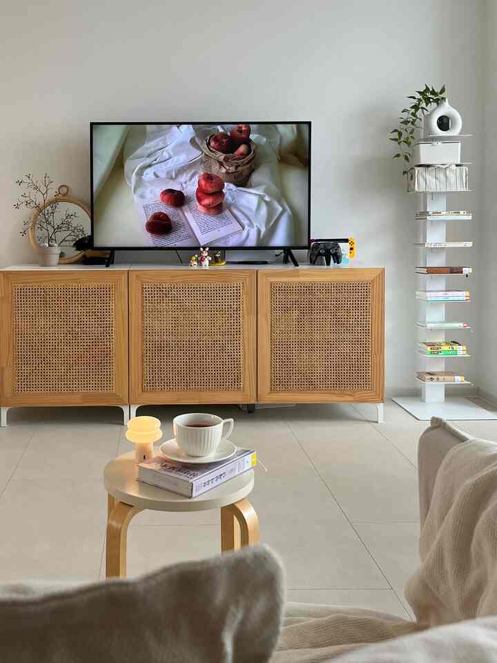 #우드인테리어 #오크우드 #콘수프기록집

My living room, a splash of wood mixed in with white :)

I like a bright feel, so I prefer oak.

On one side, the wood system shelf creates a solid feel.
On the other side, the cane doors create a relaxed mood.

Though they share the same wood accents, they create a slightly different feel. 🤎

The system shelves are fun to rearrange slightly with new objects.

The cane door living room cabinet is an IKEA Besto shelving unit with a custom cane door.
I've used it for about six years and it still looks beautiful, never getting old.

#WoodWhiteInterior #거실인테리어 #화이트인테리어 #라탄인테리어 #30평대거실 #아이있는집거실 #거실서재화 #시스템선반 #모듈선반 #소통 #맞팔 #선팔
