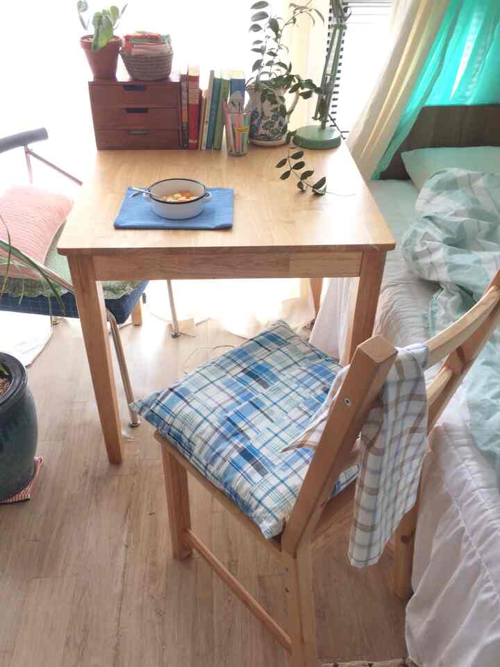 ウッドトーンとブルーが調和したワンルームダイニング、自然光と植物でナチュラルな雰囲気のあるインテリア