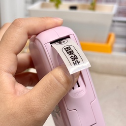 💕라벨터치 투명 라벨로 살림력 UP!
바코드 출력 용도로 구매한 사업템이기도 하지만
살림템으로도 아주 유용한 똘똘이 라벨기!
디스펜서 용기에도 붙이고
수납용도를 구분할 때도 붙이고
사용 용량과 함께 표기해 붙여두기도 해요
잘 구분되지 않는 살림살이 관리에 안성맞춤인
라벨터치 마로팝💖
작은 제 손에도 한 손에 쥐고 작업할 수 있는
귀여운 사이즈와 편리한 앱 사용이 장점이에요
특히 템플릿을 저장해두고 쓸 수 있어서
혹시 라벨이 떨어지거나 같은 라벨이 추가로 필요할 때
저장해둔 템플릿으로 바로 인쇄가 가능하답니다😊
#살림살이 #콘수프기록집 #라벨프린터 #라벨기 #라벨프린터기 #라벨터치 #투명라벨 #다이소 #핑크 #살림템 #라벨 #라벨스티커 #살림노하우 #원룸 #꿀팁 