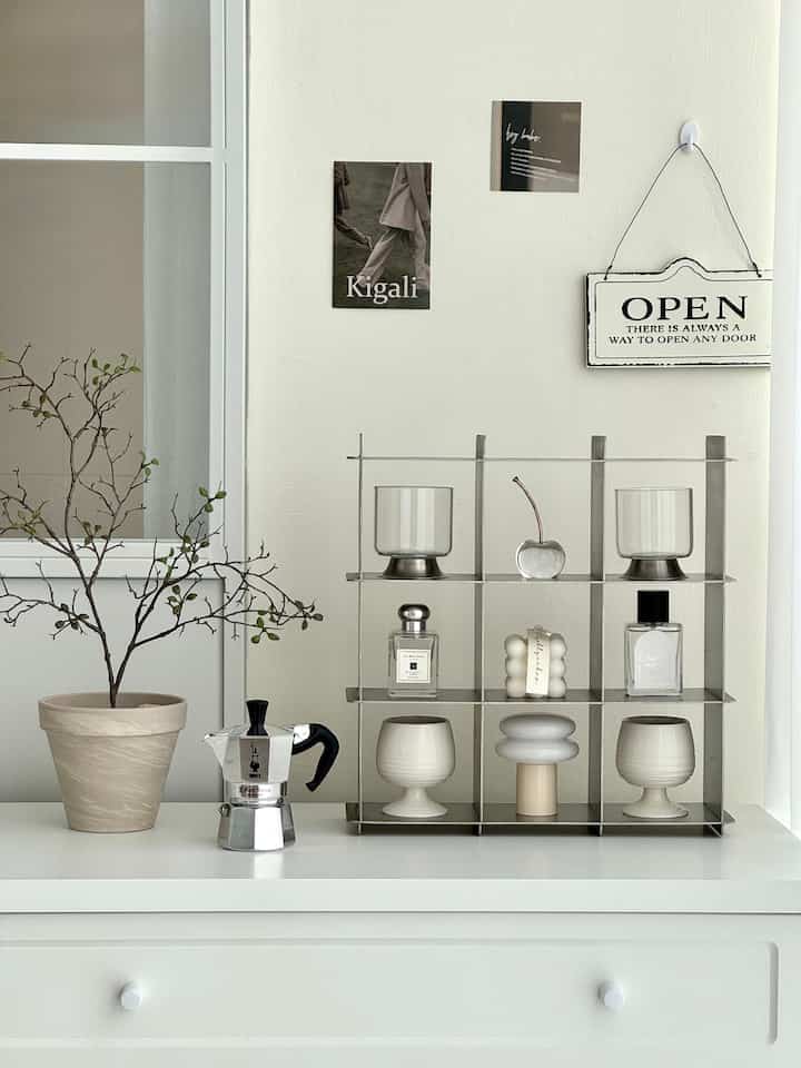 白とステンレスを基調としたベランダのホームカフェ、モカポットとオブジェの棚が配置された印象的なインテリア