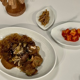 #콘수프기록집 
잘 차려진 (육식) 한 끼가 주는 위로 🍖
하루는 갈비찜으로 마음 포근하게,
또 하루는 소고기 구이로 든든하게!
🖤소고기랑 곁들이는 맛있는 양파 절임 소스🖤
(2인 기준) 간장2T, 설탕2T, 식초2T, 물4T 👩🏻‍🍳
#잘챙겨먹는요즘 #오늘의식탁 #집밥일기 #집밥일상  #든든한한끼 #소고기요리 #갈비찜 #홈쿡 #신혼일기 #맞팔 