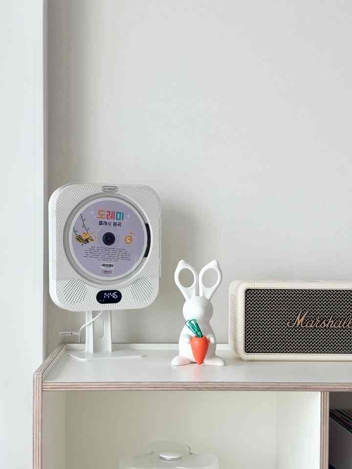 #예쁜템최고야 #콘수프기록집

🎧レトロ感情満載、CDプレーヤーのBluetoothオーディオレビュー

最近、家の中の雰囲気を左右するのは小物一つ、オーディオ一つのようです。今回会ったイルウCDプレーヤーのBluetoothオーディオ(FMラジオ+リモコン含む)は、単なる音響機器ではなく、インテリア小物でも遜色のないデザインを誇りました。なんとなくすっきりとしたホワイトトーンにレトロ感性を活かした円形CDプレーヤー構造なので、どこに置いてもポイントアイテムのように輝いていました。

サイズも負担にならずリビング、子供部屋、書斎どこにもよく似合い、特に棚の上に載せておけばさらにアナログムードが生きますか。

機能的な面でも満足度が高かったです。 Bluetooth接続で携帯電話の音楽をすぐに再生することができ、CDプレーヤー機能まで装備して古いアルバムを取り出して聞き、思い出を召喚する楽しみがあります。また、FMラジオ機能が搭載されており、最近珍しい「ラジオを聴く楽しさ」を再び感じることができました。

リモコンまで付属しているので使いやすさも抜群で、朝に軽く音楽をかけたり、夕方に雰囲気のあるプレイリストを実行したりするのにとても便利でした。

管理法も簡単なので表面は乾いた布で拭き取り、CDインサートだけほこりがたまらないように定期的に管理してくれれば長くすっきりと使えますよね。

家のムードを変える感性オーディオを探している方にぴったりおすすめしたいアイテムです。  #리빙아이템 #홈오디오   #레트로무드 #홈카페  