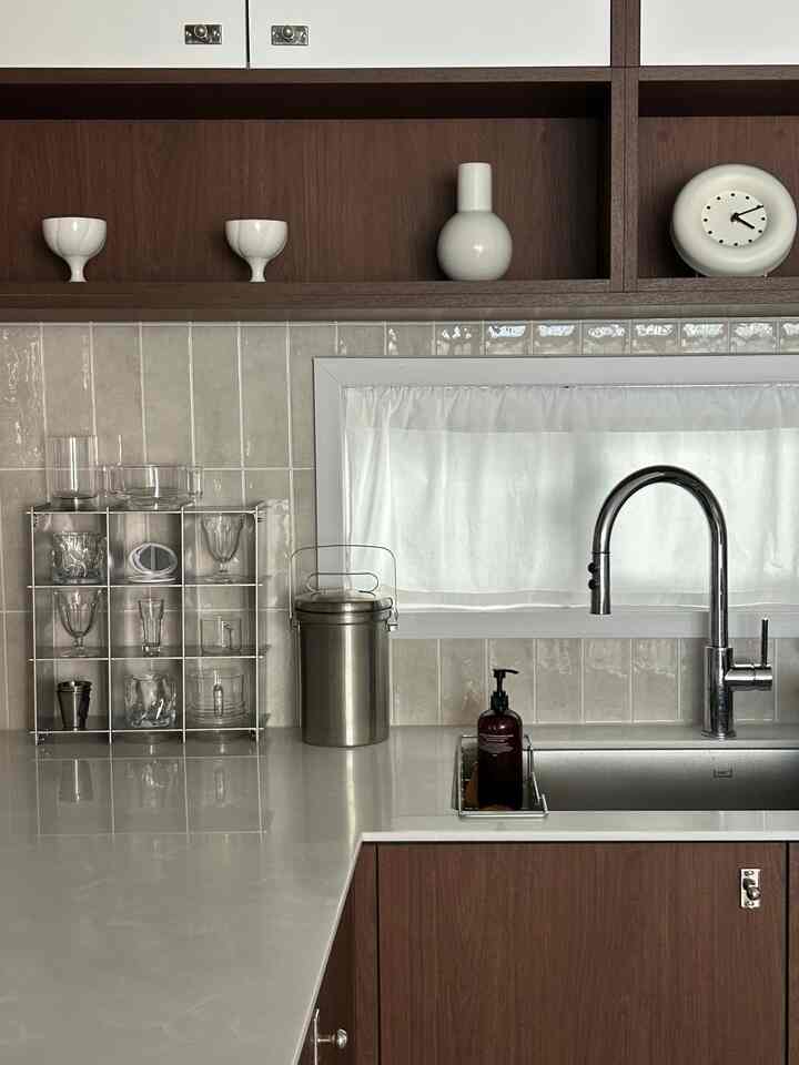 ＃FTC17期の話＃FTC記録＃サリムサル

今回のミッションを通じて久しぶりに記録してみるサリムサルがいっぱいの私たちの家のキッチン。 𓂃˚‧ 

1) 見ていても心地よくなるキッチンの正面姿。ヴィラードカッサのカップ棚は家に引っ越してくる前から購入した製品ですが、空間を最もよく照らしてくれると思います🩶

2) 🤎+🩵組合好きの方はいらっしゃいますか？この姿だけ想像して購入したメゾンドルームルームキッチングローブは実用性も良いですが可愛くてインテリア効果もありますよ！

3）何よりキッチンインダクションの前で使用中のレフォルメット電動チョッパーは、生活の質の上昇効果に優れています。 

4) 料理メモよりも植物管理についてのメモがついていますが(?)これあれ着着ついてとても良いステンフード。キッチンタイマーは苦労して選んだんですが、上）ドイツ製品 terminotta（15,500）下）日本ダルトン（29.500）ですよ！どちらも見るだけでも可愛くてパフォーマンスも大丈夫なのでオススメです！ （*鳴るタイマーの音が少し大きい場合があります）

5) IKEA Kungsporsはミニ補助キッチンのような感じですか？お皿があふれたときにボウルを着着上げておくのもいいし、ワインやお酒のグラスであれこれ上げておけば感性爆発..

＃キッチンインテリア＃キッチンテム＃キッチン小道具＃キッチンオブジェ＃キッチンタイマー＃キッチンアイテム＃キッチン飾り 