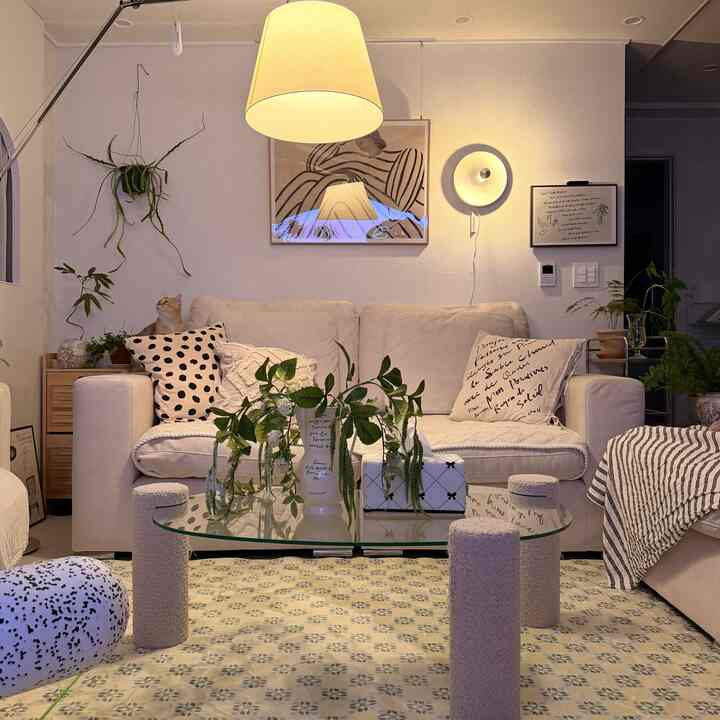 #협찬

Today, I rearranged the living room sofa. 🤭

I removed the existing rug and added a pop of color to the empty floor with Nomia's new Hailey floral rug.

The rug is soft and the soft floral design on the ivory base creates a bright and pretty look. 🥺

The colors are also beautiful, and it matches my house, which is full of plants, so I'm very satisfied. 💚

I've been getting a little carried away lately, but Nomia's beautiful rug has me feeling more grounded. 🤣

#Nomia #헤일리플로럴러그 #대형러그 #거실러그 #러그추천 #거실꾸미기 #거실스타일링 #거실꾸미기 #빈티지러그 #인테리어소품 #사계절러그 #극세사러그 #아이보리러그 #패턴러그 #조명 #모듈소파 #소파테이블 #소품 #오브제 #식물 #식집사 #탄귀조명 #액자 #포스터 #신혼집꾸미기 #쿠션커버 #룸슈즈 #가벽 #파티션 

