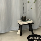 이번에 집에 새로 들인 자라홈 스툴 🍀
작지만 존재감은 확실한 아이템이에요.

책과 화병을 올려두니
공간이 훨씬 감각적으로 살아나더라구요.

블랙톤이라 어디에 두어도 잘 어울리고,
미니멀한 디자인 덕분에
침실, 거실, 현관 어디든 활용 가능해요 ✨

작은 가구 하나로도 분위기가 이렇게 달라진다는 걸
다시 한번 느낀 오늘의 인테리어 🖤

#우리집포토존 #자라홈 #자라홈스툴 #홈스타일링 #집꾸미기 #오늘의집 #셀프인테리어 #홈인테리어 #스툴인테리어 #미니멀리즘 #블랙인테리어