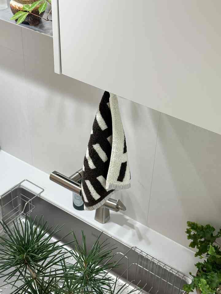#FTC17期の話 #FTC記録
＃かわいいテム 

①少し幸せなテム、ハンドタオル

キッチンは毎日の日常の中で最も多くの時間を過ごす空間の一つでしょう。だから私は小さなアイテムでも雰囲気を楽に変える方法をいつも悩んでいます。 

その中でも私が一番好きなアイテムはハンドタオルです！ハンドタオルは単に水気を拭く用途を超えて、どんなものをかけるかによってキッチンの全体的な雰囲気を左右するほど強力な力を持っています。 

季節ごとに、気分ごとに変える小さな試みだけでもキッチンが全く新しい空間のように感じられます。最近私は秋が来た記念で茶色を一番多く使ったんです♡ 

-
＃キッチン＃タオル＃ハンドタオル＃キッチンインテリア＃キッチン収納＃キッチン整理＃キッチン装飾＃キッチンアイテム＃ダーラン＃タオル＃キッチンタオル＃ハンドタオル＃カラーアイテム＃ポイントアイテム＃キッチンタオル＃キッチンタオル＃バスルームタオル＃ハンカチ 