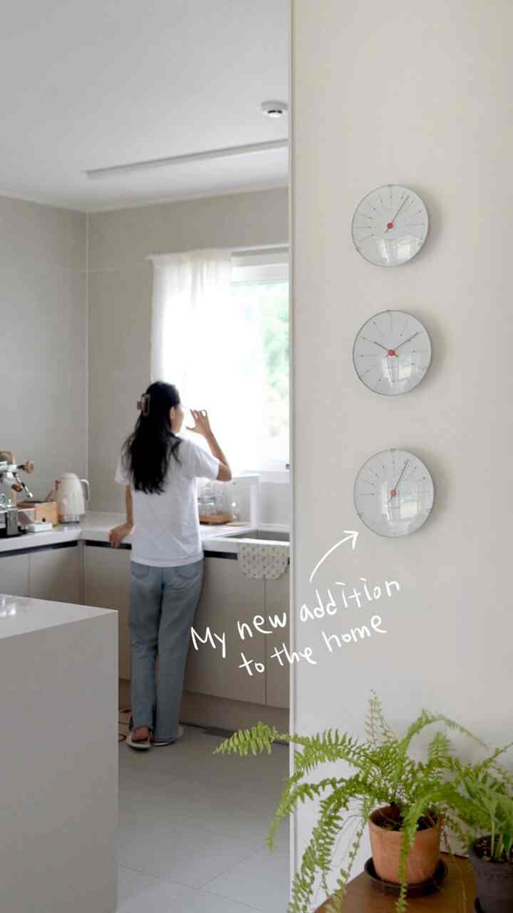 アルネヤコプセンバンカスは3本並びが根本だと学びましたが！
さっそくこの場にしゃべっておきたい 
配送待つのにめまい私は思ったのかな… 😳😆🥰
家に植物もあり、湿度温度を敏感にチェックする家だ。 
ウェザーステーションは家のいたるところにあります。
リビングによく見えるところにきれいに取り付けることができてとても良いですね！

負担がかからないサイズでより良いです。 
何よりもピックピンではなく時針ピンで軽く掛けることができますよ！
機能的ながらも簡潔な時代を兼ね備えたデザイン！
ミニマルながら感覚的なインテリアポイントが必要な場合 
まさにヨガです！
⠀
⠀
⠀ 
Arne Jacobsen Bankers Weather Station Set 
🕰️from @nordicnest.kr。
🏷️Bankers Wall Clock Ø 12 cm
🏷️Bankers Thermometer Ø 12 cm
🏷️Bankers Hygrometer Ø 12 cm

#ノルディックネスト 