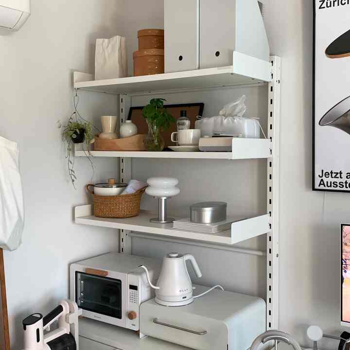 #콘수프기록집 #선반인테리어

The first thing I bought when I started living alone was a shelf!

Storage is scarce in small spaces,

but since it's non-perforated, I can decorate the walls too,

shelf decoration is super fun 👍🏻

#Corn Soup Record #무타공선반 #무타공 #원룸인테리어 #6평 #6평원룸 #원룸꾸미기 #화이트인테리어 #한샘 #일광전구 #철제수납함 #커피포트 #미니오븐 #셰이커박스 #무인양품 #원룸가구배치