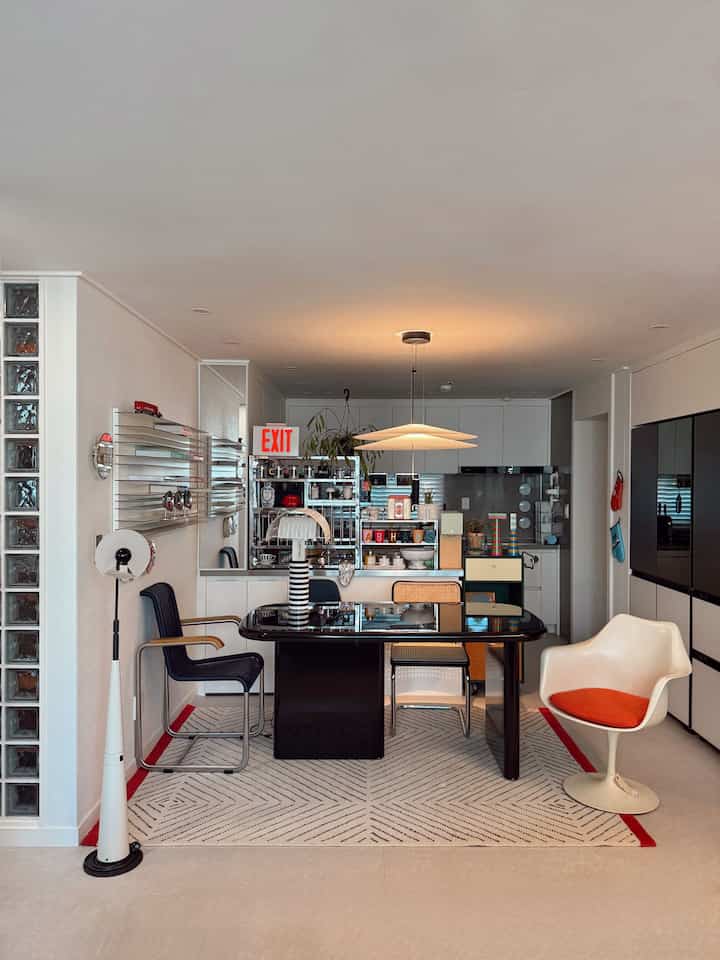 10月の初日、
本当に忙しくて精神なく流れてしまいました。
連休が長くなっているのか今月は早く過ぎます 
同じ気持ちです！⏳

だからどうしてみると真夜中にフィードを…

それでもただ通り過ぎるのは残念ですが、
私の空間の中核オブジェクトを紹介しようとしています☺️

まさにこの資生堂グローハイグロシーテーブル。
光沢のあるブラックの深い光沢感が生きていて
どんな椅子とも妙に調和し、
見るたびにとてもきれいになりたいテーブルです。

上に載せる小物一つ一つまで引き立ててくれる、
それ自体でムード完成テム！😍

特に昼と夜、照明によって変わる反射感も良く、
同じ空間も全く違う雰囲気に変える魅力的な
テーブルです。

10月の始まりもこのテーブルの上で、
そして忙しい一日の終わりも結局この場所で 
仕上げて上げてみてください。

今日もみんな苦労しました。おやすみなさい🫶🏻✨

📌製品情報
•資生地グローハイグロシーテーブル
@seesay_korea - テーブル1600 /ブラック/楕円形

。
。
。

＃資生堂＃資生堂グローテーブル＃グローブラック＃ホームスタイリング
＃オブジェ＃デコ＃インテリア＃作業室スタイリング＃ポイント家具
＃テーブル＃サイドテーブル＃アパートインテリア＃ホームインテリア
#seesay #HomeAesthetics #ModernLiving #DesignObject
#ArtInSpace #InteriorObject #SpaceStyling #HomeVibes