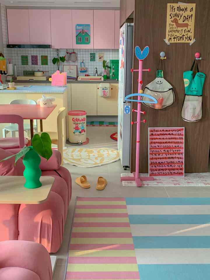 Suasana dapur sebelum matahari terbenam
Saya suka kombinasi sinar matahari dan interior bernuansa pastel 💛
Melihat perpaduannya saja, saya tetap suka warna pink ✺⋆* (⸝⸝⸝´▽`⸝⸝⸝)⋆*✺

#KarpetDapur #거실러그 #주방인테리어 #거실인테리어 #셀프인테리어 #셀프페인팅