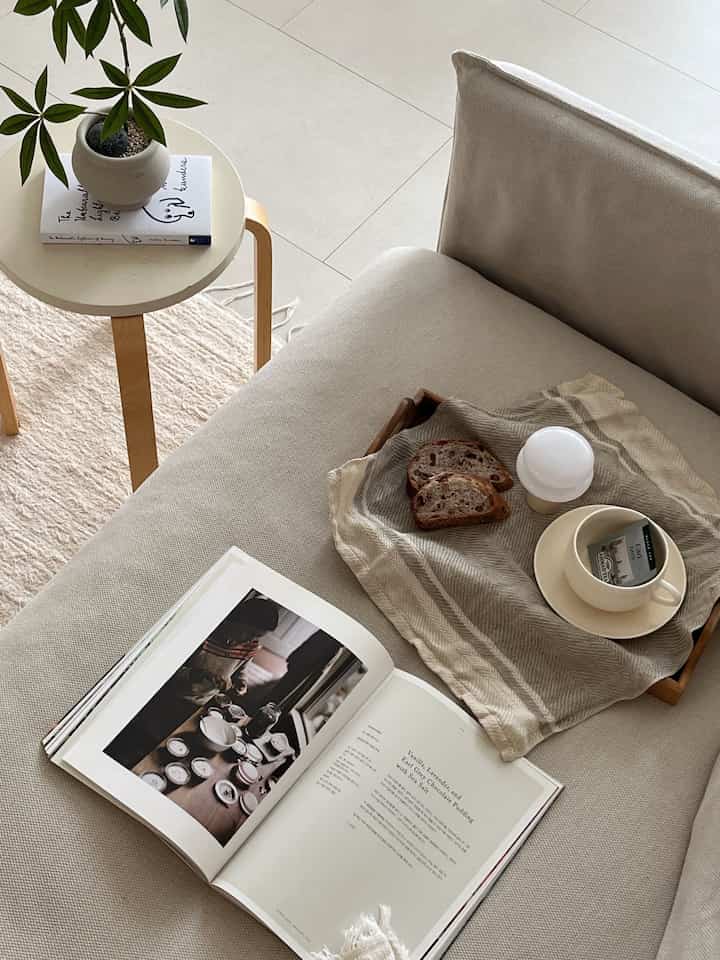 #가을방학일기 #콘수프기록집

風が涼しくなった最近は一日中窓を開けておきます。 
秋が来たほど、日差しも深くなって 
リビングルームで秋の日差しと風を楽しむ時間が増えました。 

暖かいお茶とパン一枚、雰囲気の良いプレイリスト  #거실 #거실인테리어 #패브릭소파 #홈카페 #브런치 #소통 #맞팔 #선팔 