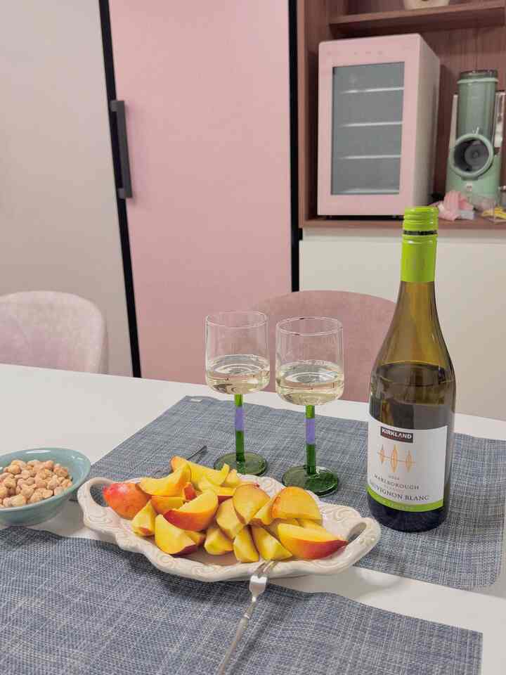 今日の小さなホームバー🍷✨
ピンクと一緒に居心地の良い夜
かわいいワイングラスまで-

一番好きな空間ですよ🎀
あなたはどんな空間が好きですか？ 


#revicozi ＃コージーテーブル＃レゴト＃デンビー 