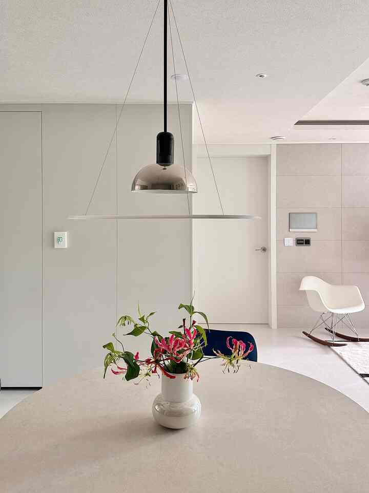 ＃今日の私たちの家＃コンスープ記録集1
強烈な色味と花火のように咲く花びらがとても魅力的な花。グロリオサ🌹新しい季節を迎え、花に雰囲気を変えてみました。💚❤️

＃ホームスウィートホーム＃新婚旅行のインテリア＃新築アパートのインテリア＃20ピエロアパートメント＃バンセルイン＃ダイニングインテリア＃ダイニング飾り＃家の装飾＃ダイニング照明