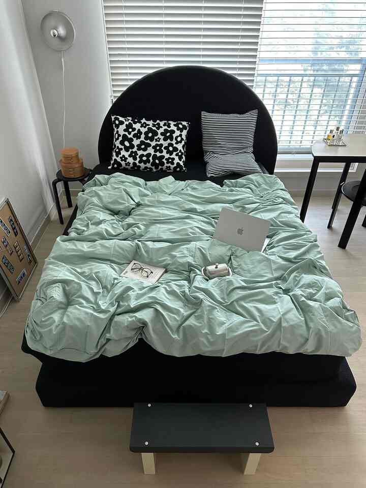 #콘수프기록집 #살림살이

Akhirnya selesai mengganti sprei✌️ Ini kamar tidurku, sudah selesai dengan produk Pickend! Kombinasi warna Melona yang kalem dan bantal bermotif hitam sangat cantik 🍈🖤 Sprei berbentuk persegi seperti hotel ini terasa nyaman disentuh, dan kainnya yang padat dan berdensitas tinggi membuat bulu hewan peliharaan dan debu mudah dibersihkan, sungguh nyaman 🫶✨

#DekorasiRumah #홈스타일링 #신희타 #신희타인테리어 #모던인테리어 #거실인테리어 #블랙인테리어 #블랙포인트 #맞팔 #소통 #쇠테리어 #침실인테리어
#InteriorPengantinBaru #침실 #수납장추천 #거실 #조명
#RekomendasiSelimut #침구추천 #사과이불 #호텔침구 #픽켄드 #pickend #베개커버 #인테리어베개커버