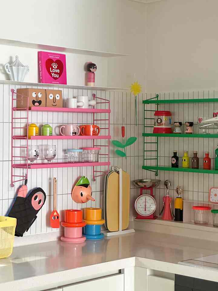 #로망담긴주방

Ruang yang dipenuhi warna-warna cerah dan peralatan dapur
Menciptakan suasana ceria💕
String Pocket Pink terbuat dari baja, jadi menambahkan pengait di rak paling bawah
membuatnya semakin praktis.

.

.
#KreatorRumahHariIni #오늘의집 #스페셜크리에이터

#SakuTali #스트링시스템 #주방인테리어 #주방

#DekorasiDapur #주방용품 #주방정리 #선반인테리어
#RakDapur #선반 #인테리어소품 #주방수납장 #소품
#PenataanRumah #알레시 #살림템추천 #살림템추천