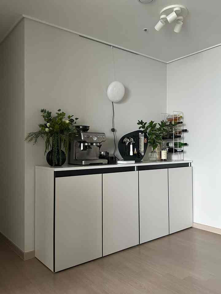 #오감리뷰 This is a review after receiving the product through the program, using it, and styling it myself.

I recently installed the SNOWBALL25 daylight bulb wall light in my home cafe zone. What do you think? 👀🤍
The minimalist yet curved design makes it feel like an object just hanging on the wall.🙌🏻
The light creates a different impression when turned on and off, adding depth to the space.

The plug-in outlet I chose was easy to install without any additional wiring. I hung it on a picture hanger, and it hung securely. I chose black wires, and I was surprised at how sophisticated they were.👀
I wanted to hide the wires, but even the exposed wires turned into a hip accent.

I couldn't help but think, "Is this the true charm of daylight bulbs?"✨

The light is a warm, bulb-like color (2700K), and when I turned it on in my home cafe zone, it created a cozy atmosphere, like a small lounge. It's not dazzling and soft, making it perfect for mood lighting. My home cafe zone, which has become so familiar to me, has been transformed with just one daylight bulb. It looks uniquely beautiful.

It's compact yet has a distinct presence, making it a great light fixture for small spaces.👍🏻
This is the fourth daylight bulb in our home, and I'm 200% satisfied with it.💡
If you're looking for a wall light that will instantly elevate the mood of your space, I highly recommend it.🤍

#CornSoupRecord #예쁜템최고야 #일광전구 #ILKW #스노우볼벽등 #일광전구벽등 #벽등 #홈카페인테리어 #홈카페존 #홈카페소품 #신혼집 #브레빌 #브레빌870 #커피머신 #그릇장 #수납장 #액자 #컵추천 #홈카페컵 #홈바 #위스키장