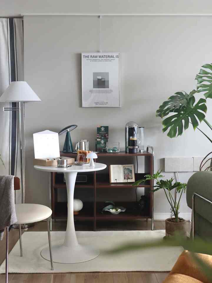 #예쁜템최고야 #콘수프기록집

Akhir-akhir ini aku lagi suka banget sama logam. Aku sempat penasaran apa kayu dan logam bakal cocok banget, tapi ternyata keduanya cocok banget (mungkin cuma aku?)
Waktu lagi cari barang logam, aku nemu poster joging dalaman ini!!
Kupikir poster ini bakal cocok banget sama ruangan yang sedang aku dekorasi, jadi aku langsung cobain. Gimana menurut kalian?
Silakan lihat terus zona bajaku, yang bakal terus aku dekorasi.
#JogingDalaman #포스터 #쇠테리어 #홈카페 #홈카페존