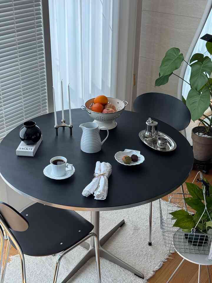 #우리집포토존 I don't post often, but all the home cafe photos in my photo album are taken on this table.

It's a white table, but I use it with a black leather table mat for a chic feel. I really like it, so I'm loving it these days 🖤

#LivingRoom #거실꾸미기 #테이블 #원형테이블 #홈카페 #홈카페존 #커피타임 #플레이팅 #커피잔 #커피테이블 #테이블매트 #가죽테이블매트 #맞팔 #맞팔해요 #맞팔환영 #오늘의가든 #콘수푸기록집 #오늘의우리집 #블랙앤화이트 #블랙포인트