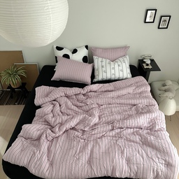 픽켄드로 침구교체하고 컬러감이 더 돋보이는 침실 분위기🖤
⠀
스트라이프 디자인에 요즘 최애 색이 되어버린
핑크색 이불컬러가 선선해진 가을바람에 너무 잘 어울리는것 같아 맘에드는데
⠀
픽켄드만의 고온 스팀 원단으로 부드러운 촉감에
사계절 모두 사용가능한 적당한 두께라
창문 살짝 열어놓고 자는 요즘
포근하게 덮기 딱 좋더라구요🩷
⠀
특히 도트무늬와 토끼 패턴이 돋보이는 베개커버가
침실을 더욱 풍성하게 꾸며주니
포인트주기 딱 좋은 조합이더라구요!
⠀
사실 너무 예쁜 패턴들이 많아
어떤걸로 할지 고민을 엄청 많이 했는데
여러조합으로 구매해 바꿔가며 꾸미고 싶을 정도였어용..☺️
⠀
고밀도 마이크로 화이버 소재와
속지 퀄팅솜 누빔으로 땀과 오염으로 부터 베개솜을 보호해주고 먼지없이 순한 알러지케어 소재로
반려동물, 아이가 함께 누워도 안심이랍니다✨
⠀
⠀
#픽켄드 #베개커버 #체크베개커버 #인테리어베개커버 #집꾸미기 #자취인테리어 #오늘의집 #침실인테리어 #침실꾸미기 #가을침구 #침구교체 #홈스타일링 #아기와강아지가사는집 #안방인테리어 #침대인테리어 #블랙핑크 #패턴침구 
⠀
