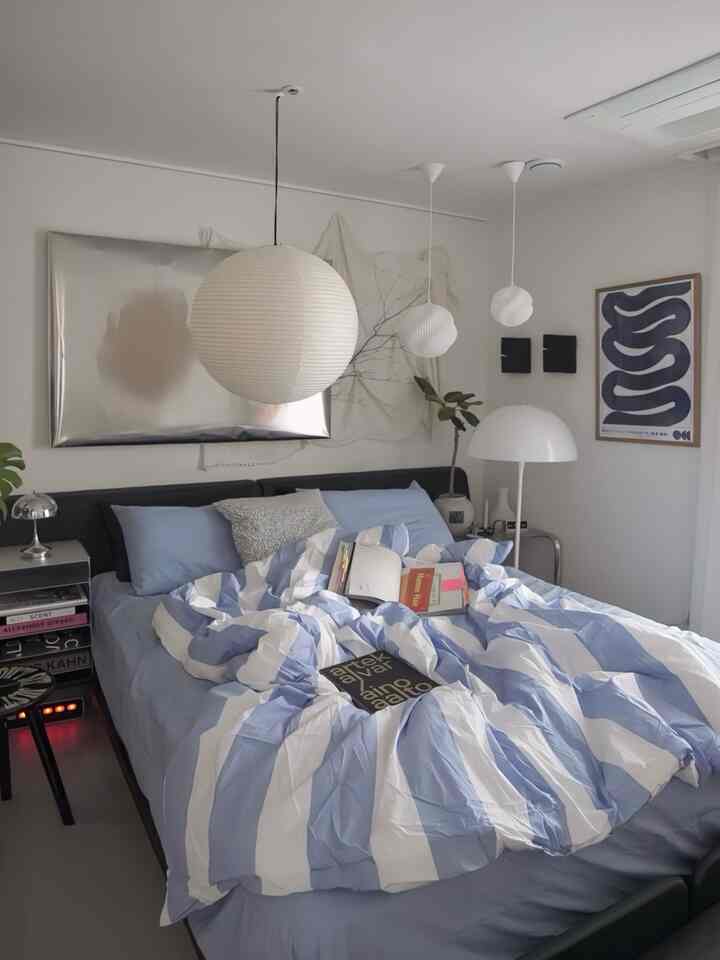 Menurut saya, hal yang paling pasti mengubah suasana kamar tidur adalah seprai. 🛏️

Kali ini, saya menemukan produk baru Positano & Capri,
Capri Breeze Blue Stripe 💙

Garis-garisnya memang menyegarkan,
namun juga memiliki volume yang nyaman dan melengkapi suasana musim gugur.
Wah, mengganti satu seprai saja bisa sangat mengubah suasana ruangan!

Kainnya yang berkualitas tinggi dan tahan lama, dengan 60 hitungan, terasa sangat lembut.
Cepat kering, jadi bisa dipakai setiap hari,
dan seri 4-SEASONS sempurna untuk semua musim!

Sekarang, membuka buku atau sekadar berbaring pun terasa jauh lebih istimewa. ✨

👉 Giveaway Seprai Positano & Capri sedang berlangsung di Instagram @jinochio_official Ginochio! 🎁

Jika Anda mencari suasana baru, jangan lewatkan kesempatan ini.

.
.
.

#ProdukDisediakan #지노키오 #지노키오베딩 #포지타노카프리 #CapriBreezeBlueStripe #베딩인테리어 #홈인테리어 #홈스타일링 #침실꾸미기 #베딩추천 #집스타그램 #midcenturymodern #designedtolast #bedding #beddings #beddingstyling