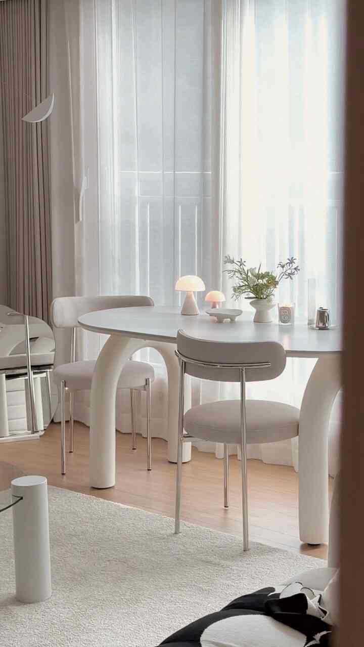 ＃今日の私たちの家＃コンスープ記録 

#homediary 🌿🍷✨

日差しがとてもきれいだった今日☀️

3ヶ月間一緒になったウォジア、
ビデオで記録してみてください🕊️

最初はキッチンで使う
1ヵ月後にリビングにシュート—移りましたが、
それだけ流して埋め込むことも多かったのに
いつも痕跡なしにきれいに保たれて
ずっと楽に使っていた🤗✨

いつの間にかソファより
もっと長く滞在する席になり、

ゲストが来たら、
目が届くところもこのテーブル🍷

単純な家具ではなく
空間のムードを完成してくれる中心🪄

今秋も冬もいつも同じ席に
暖かく位置していますよ☁️

/今、本当の連休を始めます🫶🏻🎊

📍製品情報はタグまたはフォロー後にDM💌

#ftc8機 #ミッパル #コミュニケーション #メイトハウス #ウォジア #ユアテーブル #ロフトエイト #フラットポイント #オーユサイドテーブル #オユテーブル #アイラホーム #ウォジアダイニングテーブル＃家の装飾＃リビングスタイル＃リビングのインテリア＃リビングの装飾
