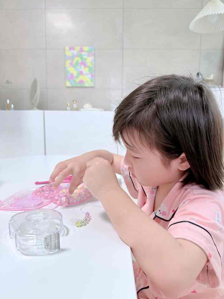 長い連休の初日

昨日プレゼントにもらったビーズセット 
子供がどんどんビーズをつけてお母さん、弟、そして本人まで3つのブレスレットを丁寧に作ってくれました。 

小さな手でビーズを一つ一つ縫いながら
「これはお母さんだ、これは弟だ」という姿がとても可愛くて、
その心がそのまま伝わって、贈り物よりも大きな贈り物を受けた気分です。 

ちょっとした家コック遊びですが、私たちの家族にとって特別な思い出 
なります。

＃コンスープ記録集 #今日の家
