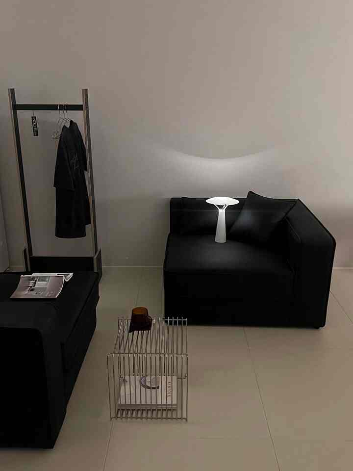 #ヴィンテージ

モダン追求美に変わっていく家..🌙

昼のムード派だったのに、ヨサン照明のキン・バンムードも好きな私好み..🖤

#リビングインテリアアクセサリー