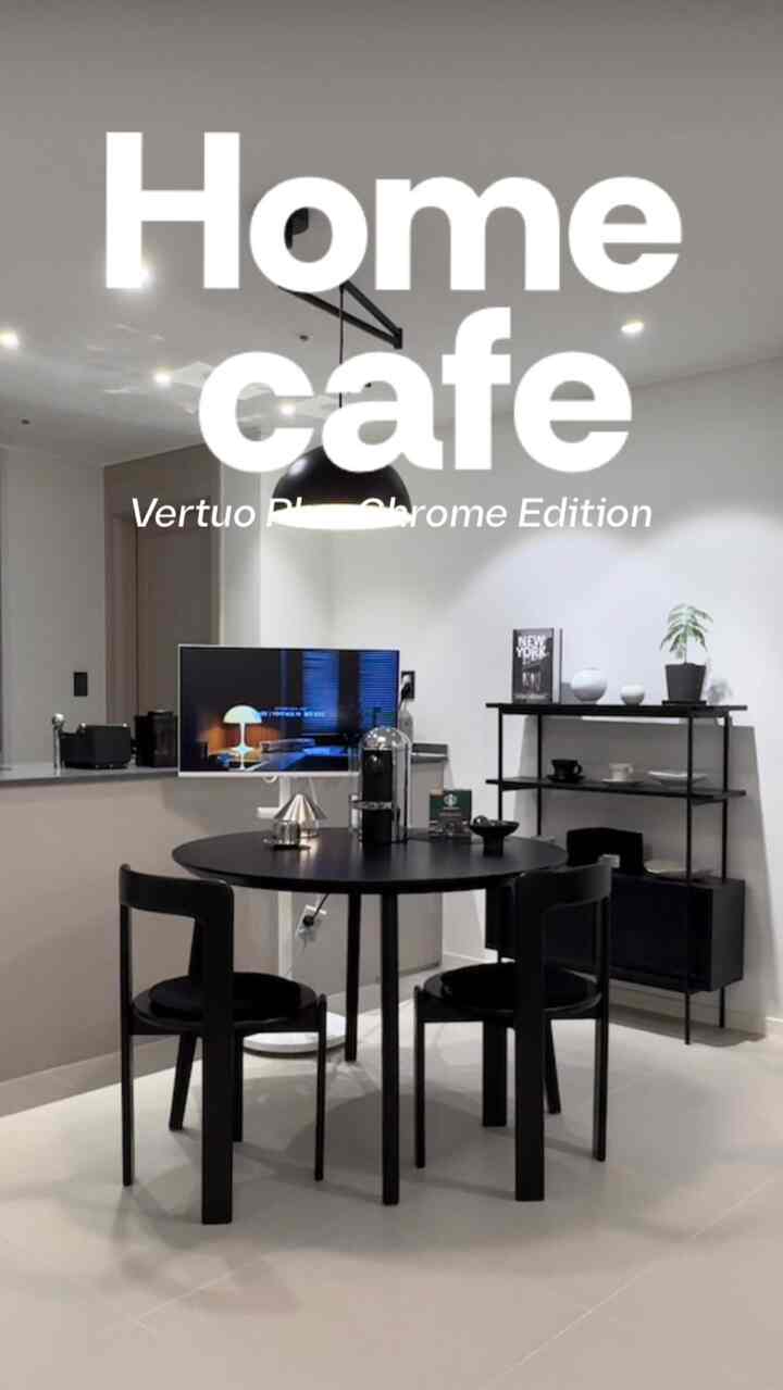 
我が家のホームカフェアップグレードコーヒーテム👆
プレミアムコーヒーモーメント🖤➕🖤 

꺄—アップグレードされた ☕️➕製品提供 

黒が深いキッチンに
存在感が正しく追加されました 

➕ バーチャオプラスクロム
スターバックス® by ネスプレッソ for Vertuo 🩶

光に応じてほのかに反射するクロム 
締め切りのおかげで、スペース全体がより洗練されています
感覚的なムードで膵膵膵か_💫

インテリアオブジェとしても信じるほど
眩しい存在感認定でしょ？ ✨🫢

私たちのカップルは朝夕にコーヒー 
一杯ずつ楽しんでいますが、既存のマシンは予熱しました 
遅くてしばしばスキップする時がありました。

バーチャオプラスクロムは＜予熱40秒！ >
指を何度もカチカチして待つと
クレマいっぱい________________🤲
深く豊かな一杯のコーヒーが完成です☕️

＜自動オープンヘッド＞ ＜カップレスト脱着＞
カプセルバーコード自動抽出で毎回同じ味 👌
この部分までも本当の新世界でした！ 
だからみんなネスプレッソ〜x 2したことがあります🖤

カフェクオリティコーヒーを、もう家でも！ 
プレゼントとしてもいいと思います。 
セルフヒーリングテンとしても完全にお勧めします。 

そして鉄テリアオブゼロにもぴったり!! 👌

📌 
クロムエディションを購入する際の先着順ミニランププレゼント！
（書き込んだカプセルで作った照明がめちゃくちゃかわいいです🫢✨）

⠀ 
⠀ 
☕️ home cafe 
• コーヒーの降り時間は短く、
•私のための時間は長く。 」

➕情報。 New ✨ バーチュオプラスクロム
スターバックス® by ネスプレッソ for Vertuo 🩶 

⠀ 
⠀  #homestyleinspo💫   #homecafe 
───────────────────────
📷  #쇠템  #콘수프필름  #홈카페존꾸미기  #블랙앤화이트 #블랙앤화이트인테리어 #쇠테리어 #캡슐커피  #블랙식탁  