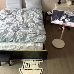 RUG IN HOME
추석 잘 보내고 계실까요? 연휴 3일차인데 왜이리 피곤하죠
제제 삼시세끼 챙겨 줄려니 너어무 피곤한거 있죠,,,, 🫠
그나마 오늘 신랑이 연차써서 제제랑 놀아줘서, 조금 여유 있어서 인스타도 해보아요?🥲 
-
-
핀란드어로 집에(At Home) 라는 뜻을 가지고 있는, 어느 공간에 두어도 넘 잘 어울리 코토나 러그에요🤍
15mm 장모로 촘촘하게 짜여 있어서, 발을 디딜때마다 부드럽고 푹신한 러그로 어느 공간에도 잘 어울려서 활용도가 좋아요! 뒷면에는 미끄럼방지 기능도 있고, 오버로크 마감 처리로 오랜시간 안심하고 사용할 수 있어요☺️
저는 아이보리 컬러로 선택했는데, 토프 브라운, 매트 블루, 아이보리 3가지 컬러가 있고 디자인도 공간을 포인트 주기 좋아서, 집들이 선물로도 너무 추천이에요!
29cm, 카카오톡 선물하기, 네이버 스토어에서 구매 가능하세요☺️
@kotona.at.home
#예쁜템최고야 #콘수프기록집 #취향담은베딩
#kotona #코토나 #코토나러그 #러그 #인테리어
#집들이선물 #러그추천 #라이프스타일 #rug #침실
#침실인테리어 #침실조명 #침실꾸미기