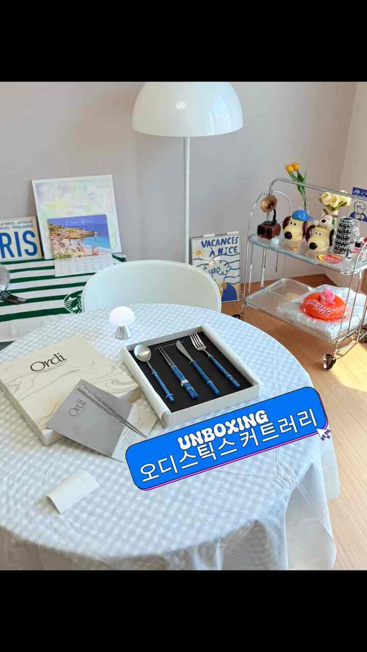 ＃かわいいテム最高です＃unboxing＃カトラリー＃今日の家 
＃ジュエリーのようにきれいです。
＃ハンドメイドラマ感もとても良いです＃デパートで見ました 
＃高級です＃グリップ感がいいです＃高価です。
＃撮影も使いやすいです。＃写真はきれいです。

🍽️「テーブルの上の小さな宝石、＃オーディスティックスカトリーセット」

オーディスティックスハンドメイド一人組コンビ韓国料理・洋食カトラリーセット（4P）5色、ミックスブルー実際に使ってみると期待以上です。

まず第一印象から男らしいです。日当たりの良い輝きが豪華で、食卓の上に置くと、それ自体でインテリアの小物のような感じを与えます。ハンドメイドなのか、表面の仕上がりが繊細で、普通のカトラリーで見づらい「小さな宝石のようなキラキラ」があります。

使用感はより満足でした。重くなくても手に漂うグリップ感があり、ご飯、スープ、パスタ、ステーキなどどんな食べ物ともよく合います。実際に数日間使ってみましたが、洗浄も楽で水の跡がよく残らず管理が簡単な点が本当に良かったです。

特にゲスト招待したときにテーブルセッティングに使ってみましたが、みんな「これどこで買ったのか」と聞いてみました。写真を撮るとキラキラが生きて、インスタグラム認証ショット用にもぴったりです。デパートにも入店したクオリティなのに家でも楽に楽しめるというのが大きな魅力のようです。

💙🩵家でもレストランの雰囲気を出したい方、高級なカトラリーをお探しの方に自信を持ってお勧めします。🩵💙
