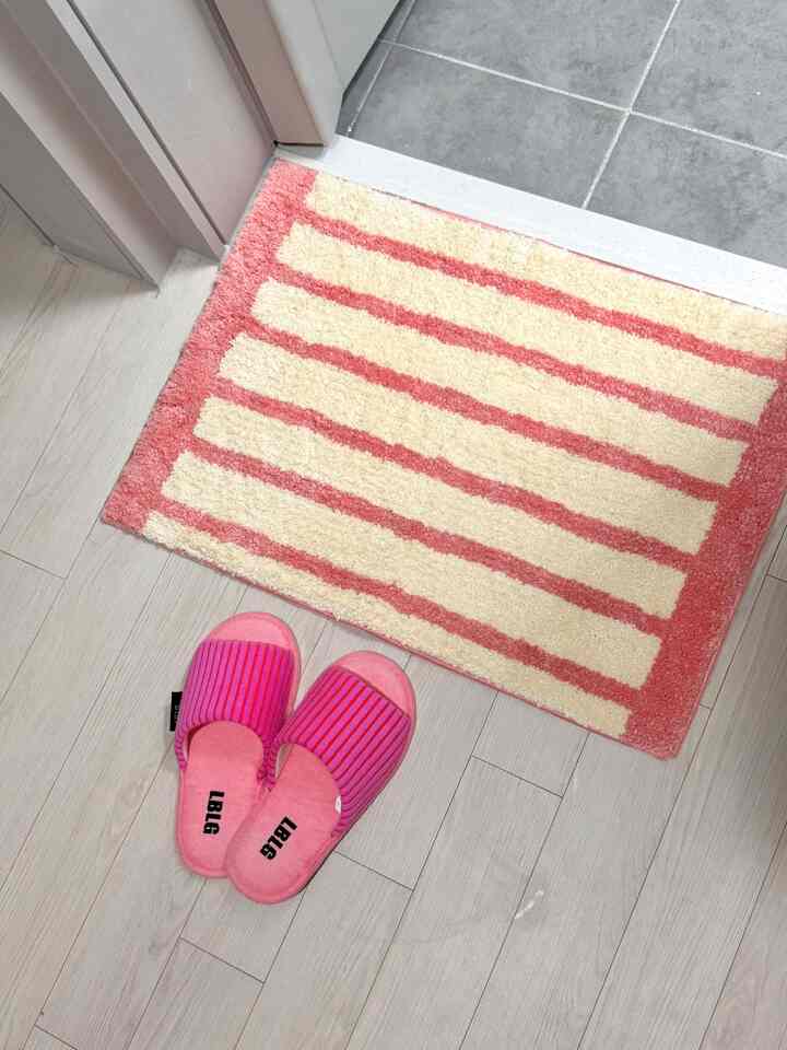 トイレの前までお好みたっぷり🛁
ピンクは私の空間、緑は夫の空間🌿
小さなディテールまでカラー合わせて飾っておけば
毎日毎日の気持ちいい新婚ホーム雰囲気完成💗💚

小さい空間ほど色が与える気分が変わるようですよ🛁
ボドルボドルな材質だから毎日踏む度に幸せですよ☺️
今日もお好みいっぱいの家飾り中-♡ 
みんな幸せなチュソクになります🙇🏻‍♀️



＃revicozi＃ピンクインテリア＃ホームチェンジ＃新婚旅行＃コージーハウス 